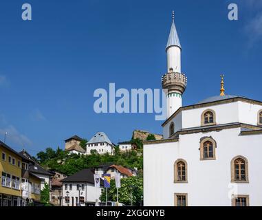 Blick auf die Festung in der Altstadt von Jajce mit der ESMA Sultana Moschee im Vordergrund. Zentralbosnisch-Herzegowina, Balkan-Peninsu Stockfoto