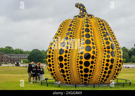 London, Großbritannien. Juli 2024. Kürbis, 2024, von Yayoi Kusama, Courtesy Ota Fine Arts, Victoria Miro und David Zwirner, organisiert von der Serpentine Gallery und den Royal Parks. Gelegen am Round Pond in Kensington Gardens vom 9. Juli bis 3. November 2024. Es ist Kusamas höchste Bronze-Kürbisskulptur, mit einer Höhe von 6 Metern und einem Durchmesser von 5,5 Metern. Guy Bell/Alamy Live News Stockfoto