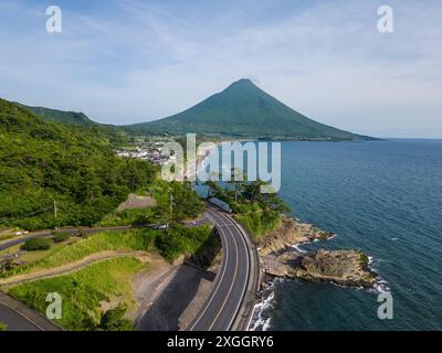 Kagoshima, Japan: Aus der Vogelperspektive auf die atemberaubende Küstenstraße von Kyushu mit dem Kaimon-Vulkan am Meer in Japan. Stockfoto