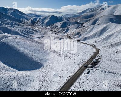 Lindis Pass, Neuseeland: Luftaufnahme des Lindis Pass zwischen Mt Cook Region und Wanaka an einem sonnigen Wintertag in den südalpen Neuseelands. Stockfoto