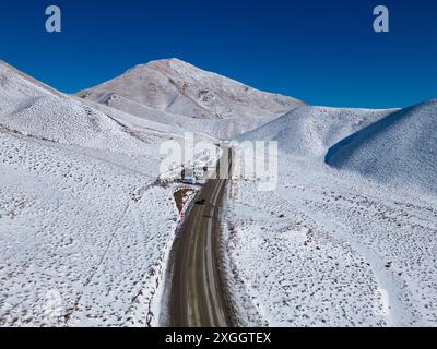 Lindis Pass, Neuseeland: Luftaufnahme des Lindis Pass zwischen Mt Cook Region und Wanaka an einem sonnigen Wintertag in den südalpen Neuseelands. Stockfoto