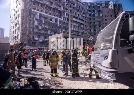 Okhmatdyt Hospital Missile Strike, Kiew, Ukraine. Rettungskräfte und Freiwillige vor Ort des Okhmatdyt Kinderkrankenhauses nach einem russischen Raketenangriff auf Kiew. Quelle: Zachary Tarrant/Alamy Live News Stockfoto