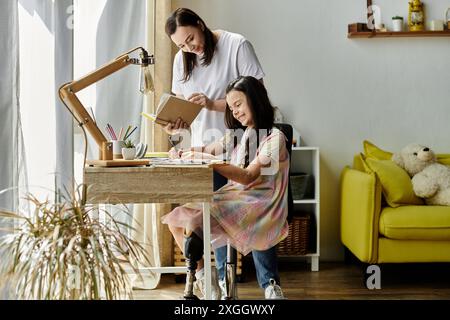 Eine Mutter und ihre Tochter, die eine Beinprothese hat, verbringen zu Hause gute Zeit zusammen. Stockfoto