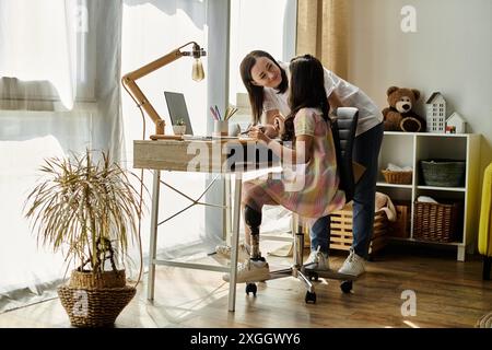 Eine brünette Mutter hilft ihrer Tochter, die eine Beinprothese hat, bei der Schularbeit zu Hause. Stockfoto