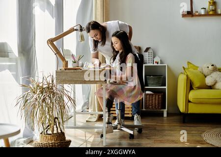 Eine brünette Mutter und ihre Tochter, die eine Beinprothese hat, verbringen viel Zeit zu Hause. Stockfoto