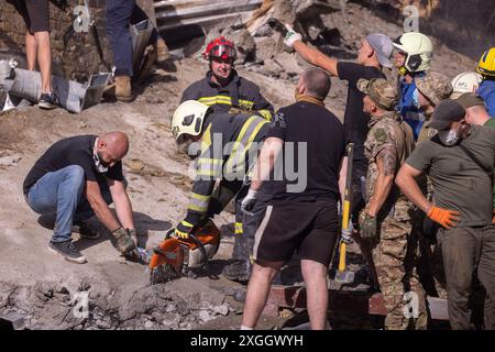 Kiew, Ukraine, Juli 08-2024. Die EMS-Arbeiter haben im Okhmatdyt-Kinderkrankenhaus nach einem russischen Raketenangriff auf Kiew Schutt durchbrochen. Quelle: Zachary Tarrant/Alamy Live News Stockfoto