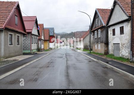 Mrkopalj Stadtstraße während des Corona-Virus in der Frühlingssaison 2021, befindet sich in Gorski Kotar, Kroatien Stockfoto