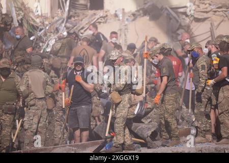 Kiew, Ukraine, Juli 08-2024. Freiwillige schaufeln Trümmer im Okhmatdyt Kinderkrankenhaus nach einem russischen Raketenangriff auf Kiew. Quelle: Zachary Tarrant/Alamy Live News Stockfoto