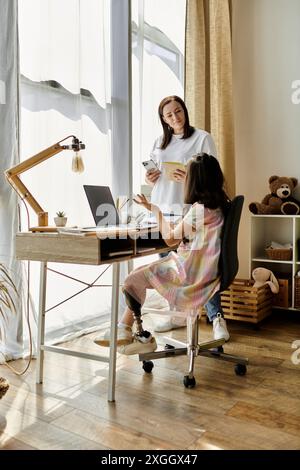 Eine brünette Mutter und ihre Tochter, die eine Beinprothese hat, machen gemeinsam Hausaufgaben zu Hause. Stockfoto