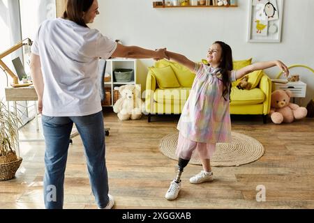 Eine brünette Mutter und ihre Tochter, die eine Beinprothese hat, tanzen zusammen in ihrem Haus. Stockfoto