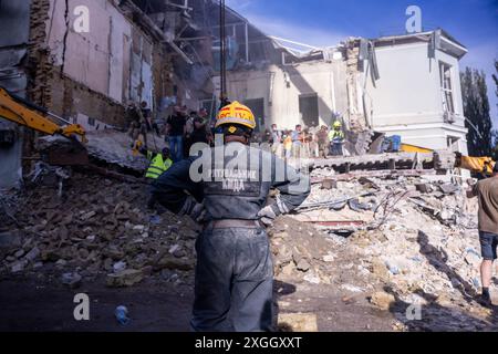 Kiew, Ukraine, Juli 08-2024. Ein Mitarbeiter des Rettungsdienstes untersucht die Operation im Okhmatdyt Children's Hospital nach einem direkten russischen Raketenangriff auf die Einrichtung. Quelle: Zachary Tarrant/Alamy Live News Stockfoto