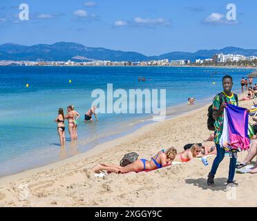 Strandverkäufer am Sandstrand im Ferienort El Arenal, Playa de Palma, Mallorca, Balearen, Spanien Stockfoto