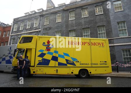 Lieferwagen der Firma Bishop's Move, die sich auf Umzüge, Lagerung und Versand spezialisiert hat, in der Downing Street, London. Bilddatum: Dienstag, 9. Juli 2024. Stockfoto