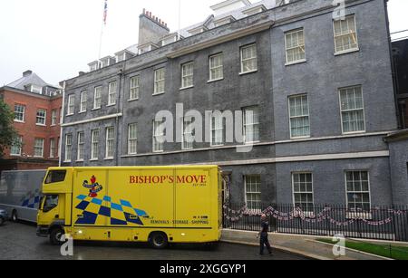 Lieferwagen der Firma Bishop's Move, die sich auf Umzüge, Lagerung und Versand spezialisiert hat, in der Downing Street, London. Bilddatum: Dienstag, 9. Juli 2024. Stockfoto