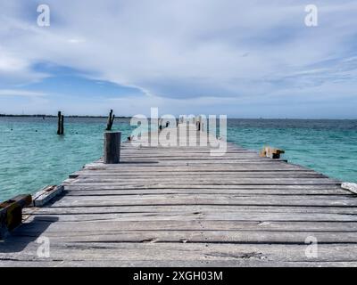 Karibischer Strandpier in Isla Mujeres, Mexiko. Sandstrand. Stockfoto