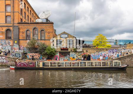 Camden Lock, früher ein Kai mit Stallungen am Regent's Canal, beliebt bei Touristen wegen der Geschäfte, Sehenswürdigkeiten und Restaurants Camden Town UK Stockfoto