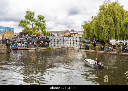 Camden Lock, früher ein Kai mit Stallungen am Regent's Canal, beliebt bei Touristen wegen der Geschäfte, Sehenswürdigkeiten und Restaurants Camden Town UK Stockfoto