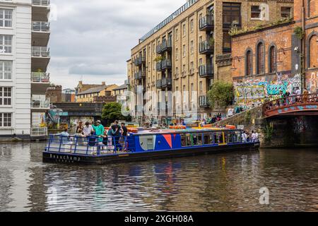 Camden Lock, früher ein Kai mit Stallungen am Regent's Canal, beliebt bei Touristen wegen der Geschäfte, Sehenswürdigkeiten und Restaurants Camden Town UK Stockfoto