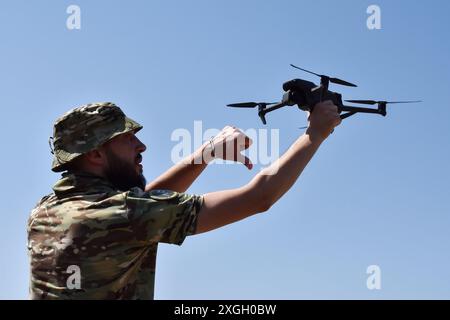 Zaporischzhia, Ukraine. Juli 2024. Ein Drohnenbetreiber der 15. Brigade (Kara-Dag) der Nationalgarde der Ukraine nimmt nach dem Flug während der militärischen Operationen eine Drohne auf. Die Ukraine und Russland stehen vor einem "tödlichen Sommer", in dem beide Seiten schwere Verluste erleiden und möglicherweise keinen entscheidenden Wendepunkt erreichen können. Für die Ukraine wird es nun die Aufgabe sein, ihre Frontpositionen mit frischen westlichen Waffen zu halten. Im Gegenzug wird Russland weiterhin seine übliche Taktik anwenden: Fleischangriffe für kleine Erfolge. Quelle: SOPA Images Limited/Alamy Live News Stockfoto