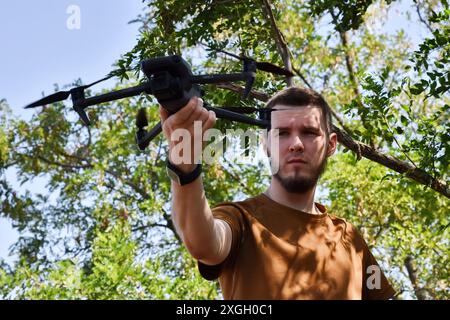 Zaporischzhia, Ukraine. Juli 2024. Ein Drohnenbetreiber der 15. Brigade (Kara-Dag) der Nationalgarde der Ukraine bereitet eine Drohne für den Flug während der Militäraktivitäten vor. Die Ukraine und Russland stehen vor einem "tödlichen Sommer", in dem beide Seiten schwere Verluste erleiden und möglicherweise keinen entscheidenden Wendepunkt erreichen können. Für die Ukraine wird es nun die Aufgabe sein, ihre Frontpositionen mit frischen westlichen Waffen zu halten. Im Gegenzug wird Russland weiterhin seine übliche Taktik anwenden: Fleischangriffe für kleine Erfolge. Quelle: SOPA Images Limited/Alamy Live News Stockfoto