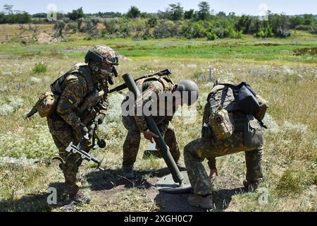 Zaporischzhia, Ukraine. Juli 2024. Ukrainische Soldaten der 15. Brigade (Kara-Dag) der Nationalgarde der Ukraine nehmen einen 82-mm-Mörser nach militärischen Praktiken ab. Die Ukraine und Russland stehen vor einem "tödlichen Sommer", in dem beide Seiten schwere Verluste erleiden und möglicherweise keinen entscheidenden Wendepunkt erreichen können. Für die Ukraine wird es nun die Aufgabe sein, ihre Frontpositionen mit frischen westlichen Waffen zu halten. Im Gegenzug wird Russland weiterhin seine übliche Taktik anwenden: Fleischangriffe für kleine Erfolge. Quelle: SOPA Images Limited/Alamy Live News Stockfoto