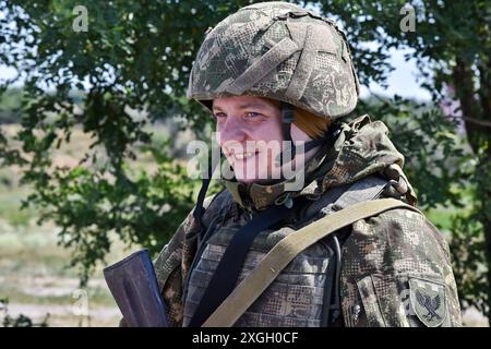 Zaporischzhia, Ukraine. Juli 2024. Ein ukrainischer Soldat der 15. Brigade (Kara-Dag) der Nationalgarde der Ukraine wird vor Beginn der militärischen Praktiken gesehen. Die Ukraine und Russland stehen vor einem "tödlichen Sommer", in dem beide Seiten schwere Verluste erleiden und möglicherweise keinen entscheidenden Wendepunkt erreichen können. Für die Ukraine wird es nun die Aufgabe sein, ihre Frontpositionen mit frischen westlichen Waffen zu halten. Im Gegenzug wird Russland weiterhin seine übliche Taktik anwenden: Fleischangriffe für kleine Erfolge. Quelle: SOPA Images Limited/Alamy Live News Stockfoto