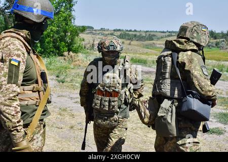 Zaporischzhia, Ukraine. Juli 2024. Ukrainische Soldaten der 15. Brigade (Kara-Dag) der Nationalgarde der Ukraine werden während der Militärpraktiken gesehen. Die Ukraine und Russland stehen vor einem "tödlichen Sommer", in dem beide Seiten schwere Verluste erleiden und möglicherweise keinen entscheidenden Wendepunkt erreichen können. Für die Ukraine wird es nun die Aufgabe sein, ihre Frontpositionen mit frischen westlichen Waffen zu halten. Im Gegenzug wird Russland weiterhin seine übliche Taktik anwenden: Fleischangriffe für kleine Erfolge. Quelle: SOPA Images Limited/Alamy Live News Stockfoto