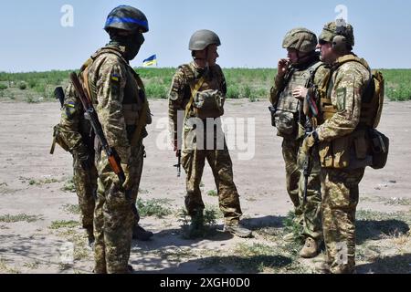 Zaporischzhia, Ukraine. Juli 2024. Ukrainische Soldaten der 15. Brigade (Kara-Dag) der Nationalgarde der Ukraine werden nach den militärischen Praktiken gesehen. Die Ukraine und Russland stehen vor einem "tödlichen Sommer", in dem beide Seiten schwere Verluste erleiden und möglicherweise keinen entscheidenden Wendepunkt erreichen können. Für die Ukraine wird es nun die Aufgabe sein, ihre Frontpositionen mit frischen westlichen Waffen zu halten. Im Gegenzug wird Russland weiterhin seine übliche Taktik anwenden: Fleischangriffe für kleine Erfolge. Quelle: SOPA Images Limited/Alamy Live News Stockfoto