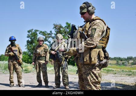 Zaporischzhia, Ukraine. Juli 2024. Ukrainische Soldaten der 15. Brigade (Kara-Dag) der Nationalgarde der Ukraine werden während der Militärpraktiken gesehen. Die Ukraine und Russland stehen vor einem "tödlichen Sommer", in dem beide Seiten schwere Verluste erleiden und möglicherweise keinen entscheidenden Wendepunkt erreichen können. Für die Ukraine wird es nun die Aufgabe sein, ihre Frontpositionen mit frischen westlichen Waffen zu halten. Im Gegenzug wird Russland weiterhin seine übliche Taktik anwenden: Fleischangriffe für kleine Erfolge. (Foto: Andriy Andriyenko/SOPA Images/SIPA USA) Credit: SIPA USA/Alamy Live News Stockfoto