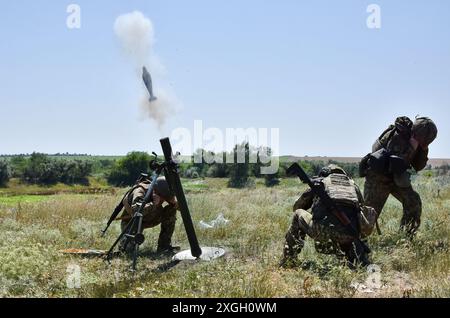 Zaporischzhia, Ukraine. Juli 2024. Ukrainische Soldaten der 15. Brigade (Kara-Dag) der ukrainischen Nationalgarde feuern während der Militäraktivitäten einen 82-mm-Mörser ab. Die Ukraine und Russland stehen vor einem "tödlichen Sommer", in dem beide Seiten schwere Verluste erleiden und möglicherweise keinen entscheidenden Wendepunkt erreichen können. Für die Ukraine wird es nun die Aufgabe sein, ihre Frontpositionen mit frischen westlichen Waffen zu halten. Im Gegenzug wird Russland weiterhin seine übliche Taktik anwenden: Fleischangriffe für kleine Erfolge. (Foto: Andriy Andriyenko/SOPA Images/SIPA USA) Credit: SIPA USA/Alamy Live News Stockfoto