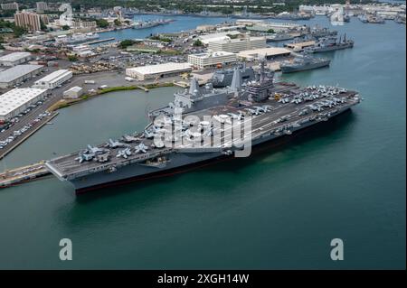 Eine Luftaufnahme des Flugzeugträgers USS Carl Vinson (CVN 70) der Nimitz-Klasse, der an der Joint Base Pearl Harbor-Hickam während der Rim of the Pacific 2024, Juli, festgemacht wurde Stockfoto