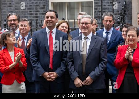 London, Großbritannien. Juli 2024. Kier Starmer, Premierminister, schließt sich Anas Sarwar an, dem schottischen Arbeitsleiter und neuen schottischen Labour-Abgeordneten außerhalb der Downing Street London an Stockfoto