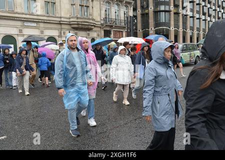 London, Großbritannien. Juli 2024. Westminster London 9. Juli 2024. Besucher von Westminster kämpfen durch den Regen, während London und der Südosten Englands einen weiteren Tag mit schlechtem Sommerwetter bekommen. Credit: MARTIN DALTON/Alamy Live News Stockfoto