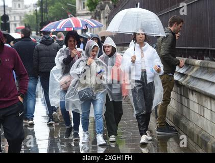 London, Großbritannien. Juli 2024. Westminster London 9. Juli 2024. Besucher von Westminster kämpfen durch den Regen, während London und der Südosten Englands einen weiteren Tag mit schlechtem Sommerwetter bekommen. Credit: MARTIN DALTON/Alamy Live News Stockfoto