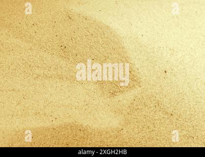 Sandstruktur. Sandstrand im Hintergrund. Draufsicht. Sandstruktur. Goldener Sand. Hintergrund aus feinem Sand. Stockfoto