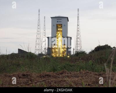 Kourou, Frankreich. Juli 2024. Das erste Flugmodell der neuen europäischen Trägerrakete Ariane 6 befindet sich auf dem Startplatz. Die Rakete soll am Dienstag zum ersten Mal ins All gestartet werden. Quelle: Rachel Boßmeyer/dpa/Alamy Live News Stockfoto