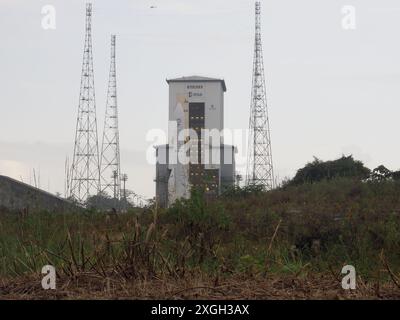 Kourou, Frankreich. Juli 2024. Das erste Flugmodell der neuen europäischen Trägerrakete Ariane 6 steht auf der Startfläche, nachdem das mobile Arbeitsgerüst entfernt wurde. Die Rakete soll am Dienstag zum ersten Mal ins All gestartet werden. Quelle: Rachel Boßmeyewr/dpa/Alamy Live News Stockfoto