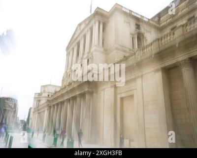 Ein Foto mit langsamer Verschlusszeit, das einen einzigartigen perspektivischen Blick auf das Gebäude der Bank of England, BoE, Threadneedle Street, bietet Stockfoto