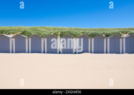 Reihe von Strandhütten vor den Dünen in Egmond aan Zee, Noord-Holland, Niederlande Stockfoto