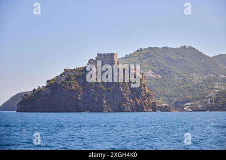 Castello Aragonese d'Ischia ist eine majestätische mittelalterliche Festung auf einer felsigen Insel, die durch eine Steinbrücke mit der Insel Ischia verbunden ist Stockfoto