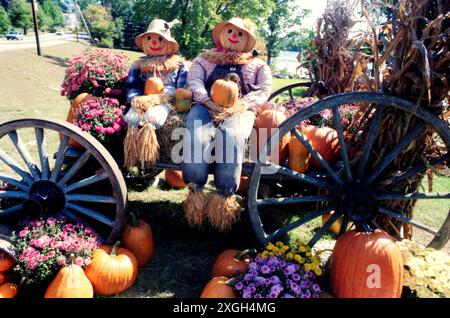 Herbstdekor im Freien vor einem privaten Grundstück in Massachusetts, USA, ca. 1996 Stockfoto