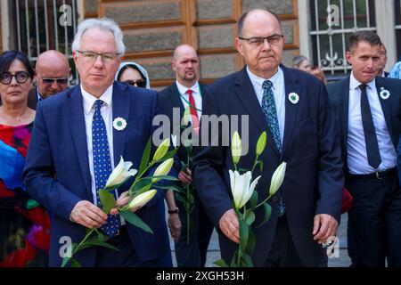 Sarajevo, Bosnien und Herzegowina. Am 09. Juli 2024 eskortierten Familien der beim Völkermord in Srebrenica getöteten in Sarajevo, Bosnien und Herzegowina, Lieferwagen mit 14 Särgen, die die Überreste der Opfer des Völkermords enthielten. Der Konvoi fährt in Richtung Potocari, wo am 11. Juli eine Beerdigung stattfindet und der 29. Jahrestag des Völkermords begangen wird. Das jüngste Opfer, das dieses Jahr begraben wurde, ist ein siebzehnjähriger Junge. Foto: Armin Durgut/PIXSELL Credit: Pixsell/Alamy Live News Stockfoto