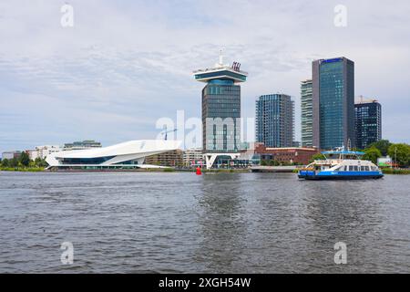 Amsterdam, Niederlande – 20. Juni 2024: Overhoeks-Viertel mit AUGENFILMMUSEUM, A'DAM-Aussichtspunkt, maritim-Hotel und anderen modernen Gebäuden. F Stockfoto