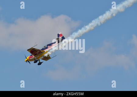 Kunstflug-Leistung des tschechischen Europameisters Martin Šonka in einem Flugzeug mit einem Red Bull Sponsorenabdruck beim Luftfahrttag in Břeclav, Tschechien Stockfoto