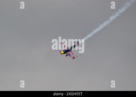 Kunstflug-Leistung des tschechischen Europameisters Martin Šonka in einem Flugzeug mit einem Red Bull Sponsorenabdruck beim Luftfahrttag in Břeclav, Tschechien Stockfoto