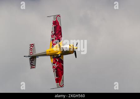 Kunstflug-Leistung des tschechischen Europameisters Martin Šonka in einem Flugzeug mit einem Red Bull Sponsorenabdruck beim Luftfahrttag in Břeclav, Tschechien Stockfoto