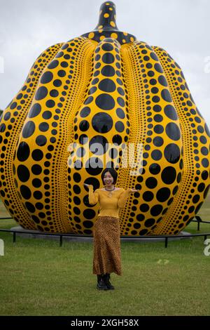 London, Großbritannien, 9. Juli 2024, wurde in der Nähe des Round Pond in den Kensington Gardens Eine neue großformatige Skulptur des japanischen Künstlers Yayoi Kusama enthüllt. Sie wird bis zum 3. November 2024 ausgestellt. Es ist eine Rückkehr in die Serpentine für Kusama nach einer Retrospektive im Jahr 2000. Andrew Lalchan Photography/Alamy Live News Stockfoto