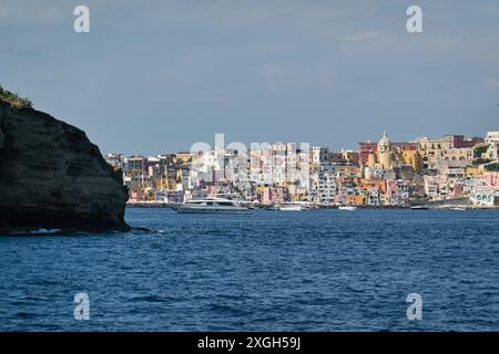 Procida ist eine bezaubernde Insel in der Bucht von Neapel, Italien, die für ihre lebendigen, pastellfarbenen Häuser und malerischen Häfen bekannt ist. Stockfoto