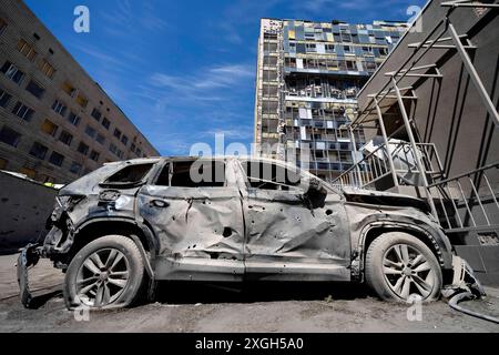 Kiew, Kiew-Stadt, Ukraine. Juli 2024. Auto im zerstörten Ohmatdyt Kinderkrankenhaus in Kiew nach russischem Raketenangriff. (Kreditbild: © Andreas Stroh/ZUMA Press Wire) NUR REDAKTIONELLE VERWENDUNG! Nicht für kommerzielle ZWECKE! Quelle: ZUMA Press, Inc./Alamy Live News Stockfoto