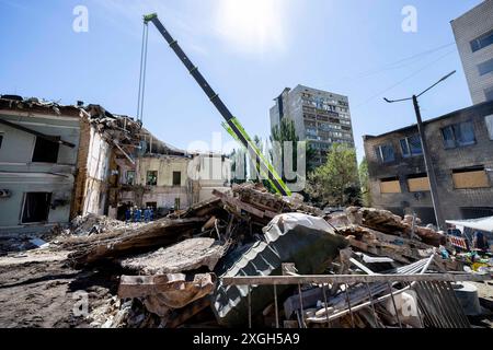 Kiew, Kiew-Stadt, Ukraine. Juli 2024. Arbeiter beseitigen Trümmer im zerstörten Ohmatdyt-Kinderkrankenhaus in Kiew nach russischem Raketenangriff. (Kreditbild: © Andreas Stroh/ZUMA Press Wire) NUR REDAKTIONELLE VERWENDUNG! Nicht für kommerzielle ZWECKE! Quelle: ZUMA Press, Inc./Alamy Live News Stockfoto